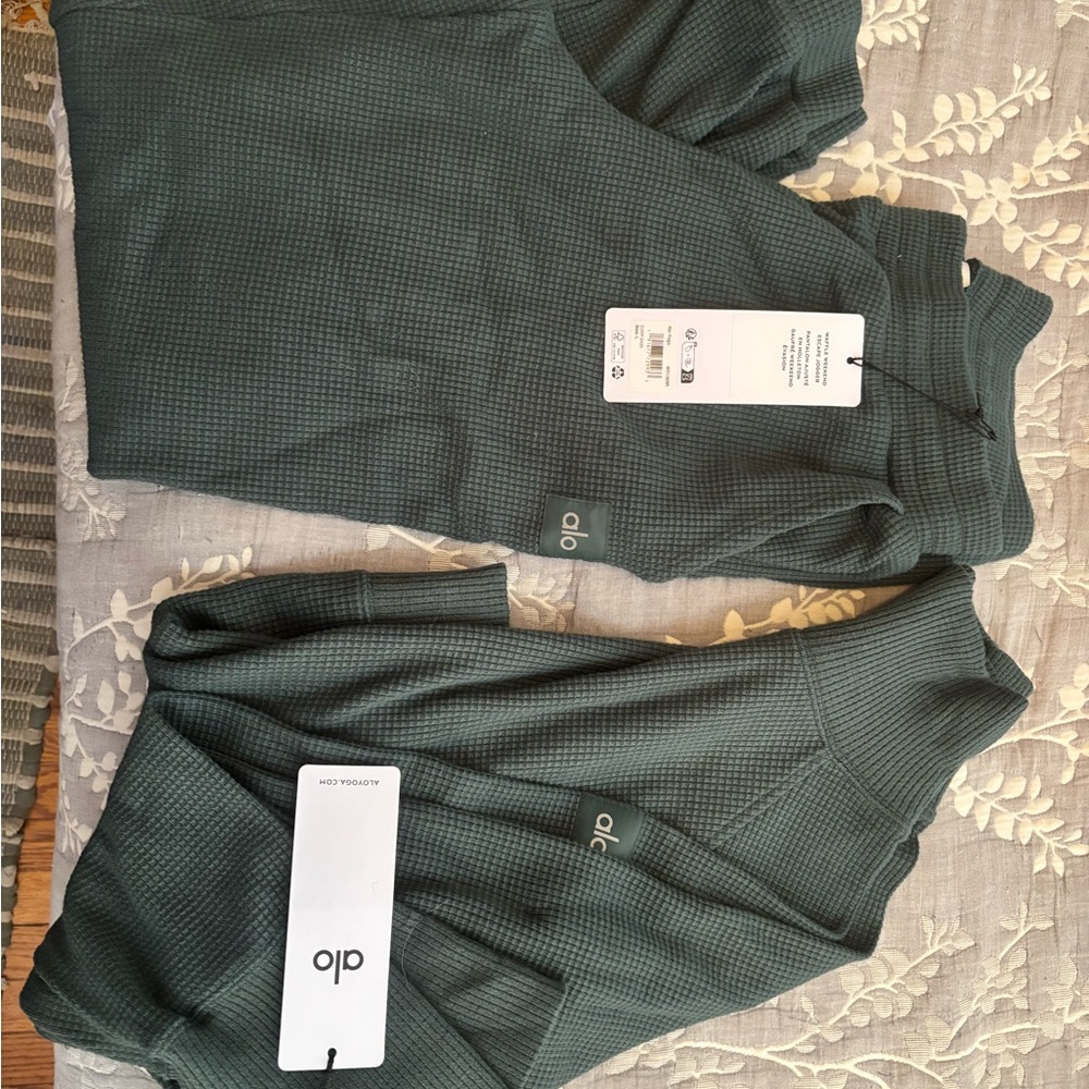 Alo Yoga Waffle Weekend Mock Neck Top & Jogger Set. Woman’s Size Large